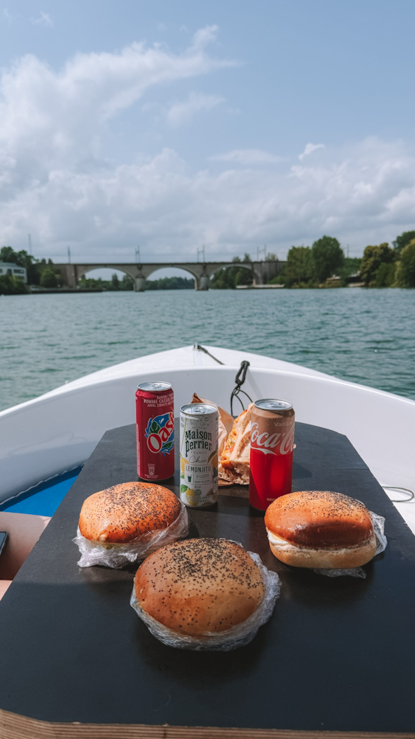 Pique-nique sur un bateau électrique Hisseo Loisirs au fil de la Seine, escapade insolite en famille ou en couple