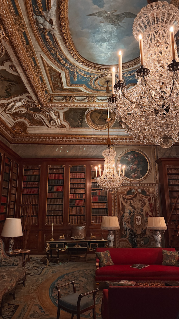 Intérieur du Château de Vaux-le-Vicomte illuminé lors des Soirées aux Chandelles, soirée magique en Seine-et-Marne à 1h de Paris