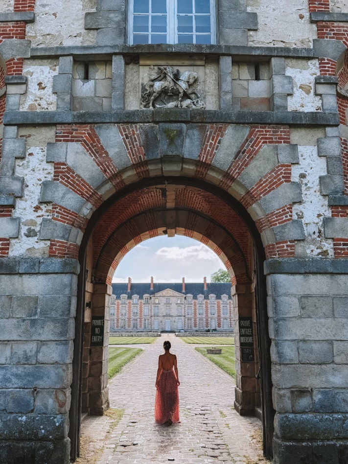 Château du Domaine de Fleury-en-Bière entouré de verdure, en Seine-et-Marne