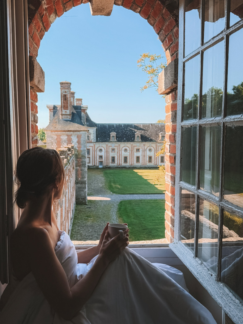 Vue sur la cour d'honneur du château depuis la suite La Vigie au Domaine de Fleury, en Seine-et-Marne