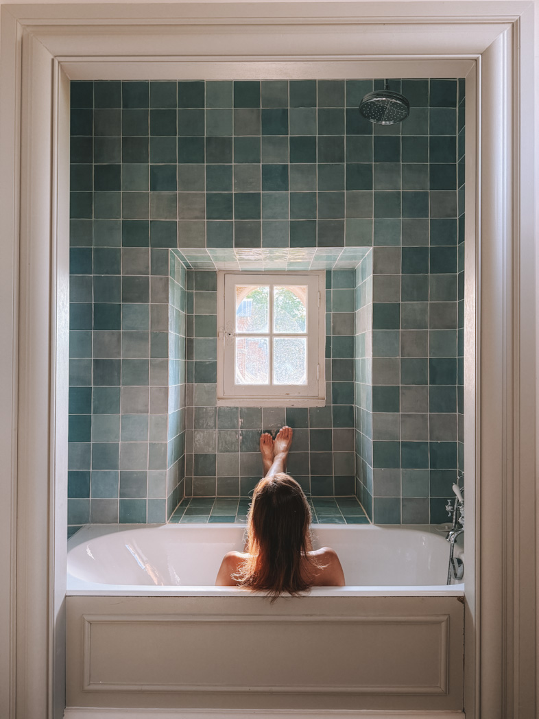 Baignoire dans un appartement de charme au Domaine de Fleury, hébergement insolite en Seine-et-Marne