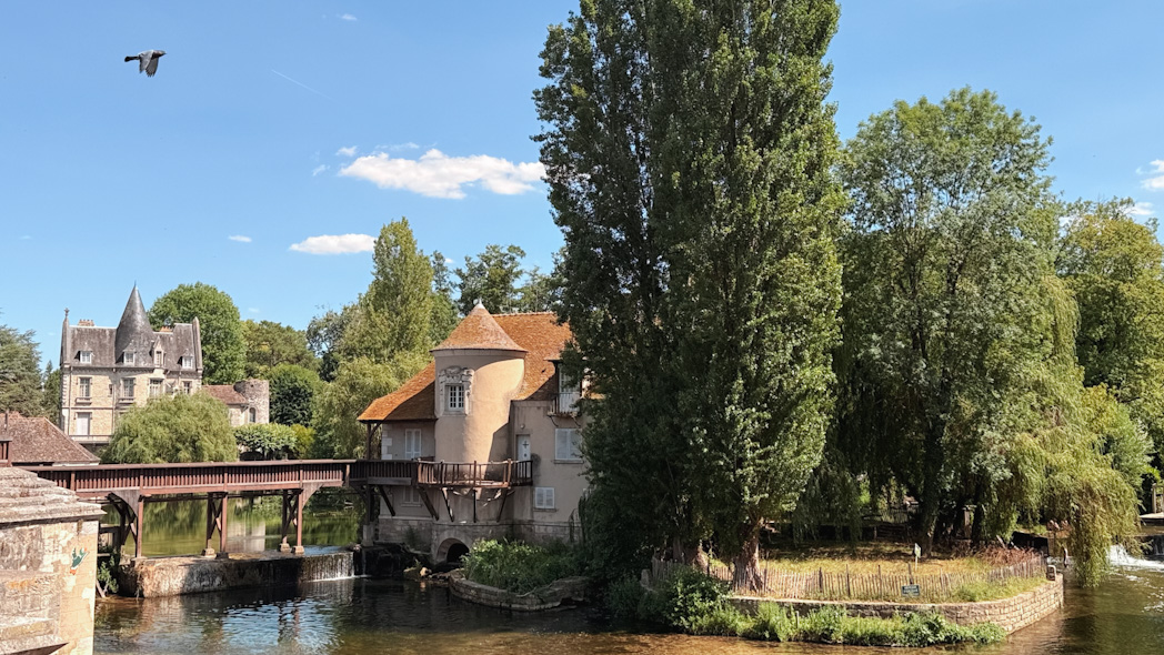 Vue panoramique du village médiéval de Moret-Loing-et-Orvanne en Seine-et-Marne, au bord du Loing.