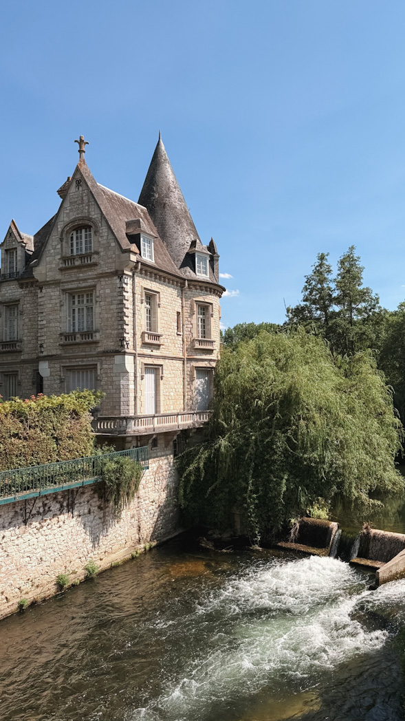 Moment de détente au bord du loing les pieds dans l'eau dans le village médiéval de Moret-sur-Loing-et-Orvanne en Seine-et-Marne