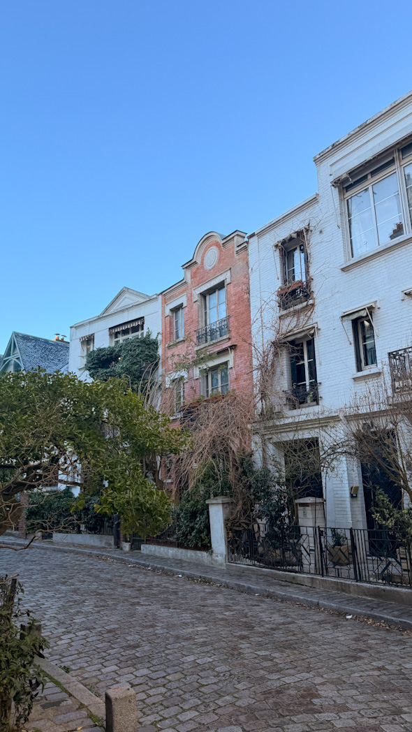 Ruelle pavée de la Villa Léandre à Montmartre, étape d’une visite à pied dans le quartier