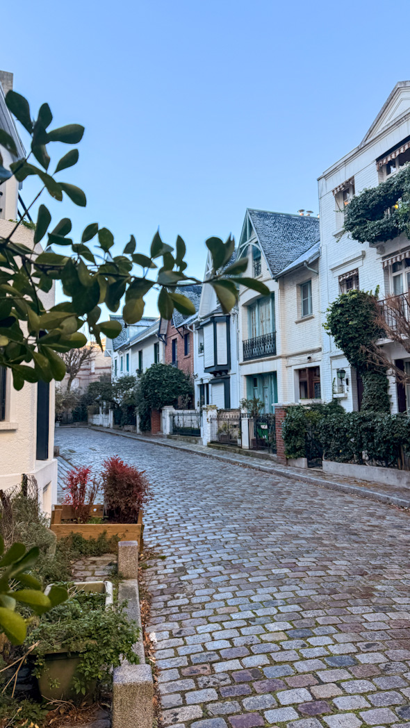 Ruelle pavée de la Villa Léandre à Montmartre, étape d’une visite à pied dans le quartier