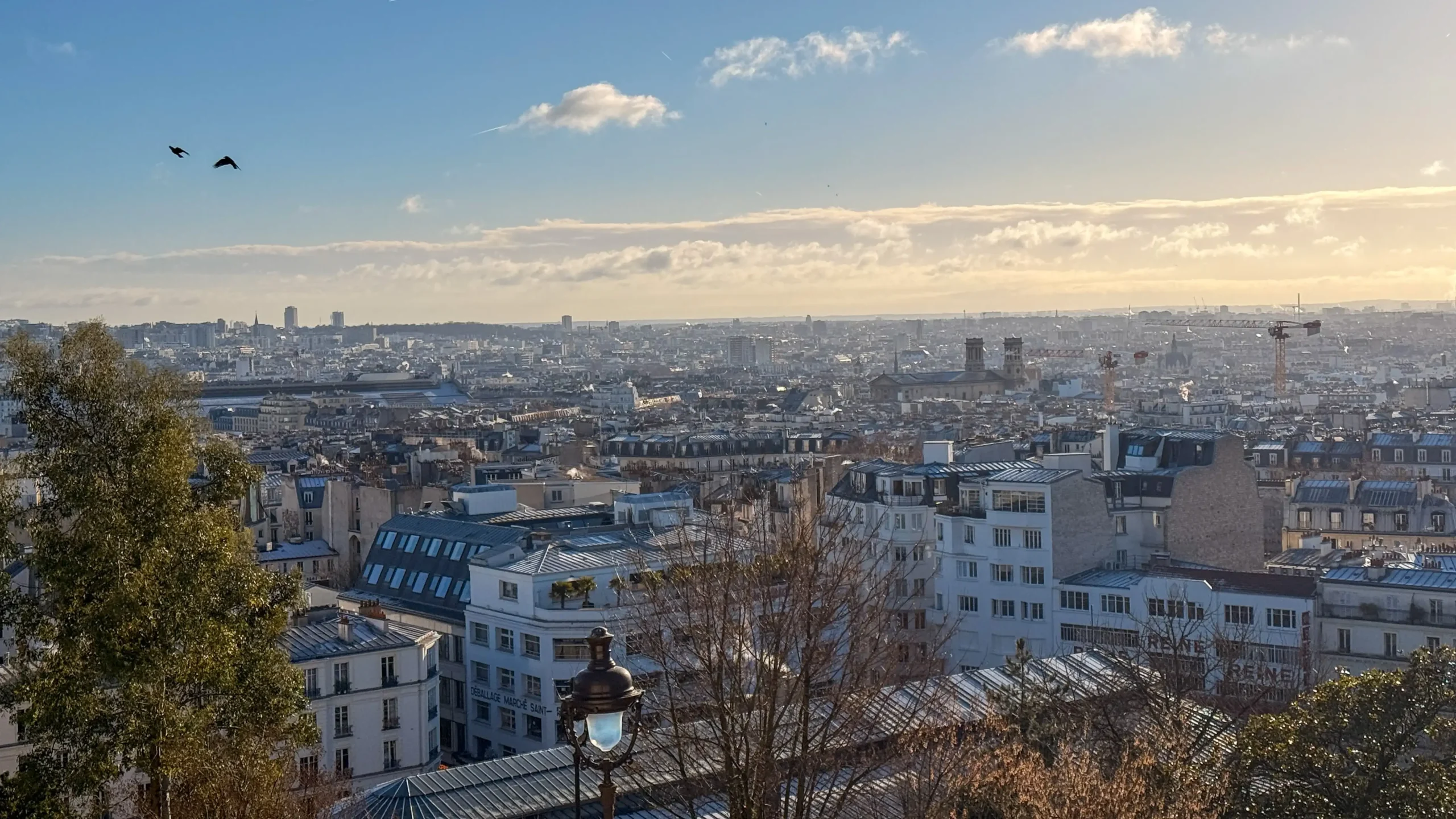Vue panoramique sur Paris depuis le parvis du Sacré-Cœur à Montmartre, étape incontournable d’un itinéraire à Montmartre