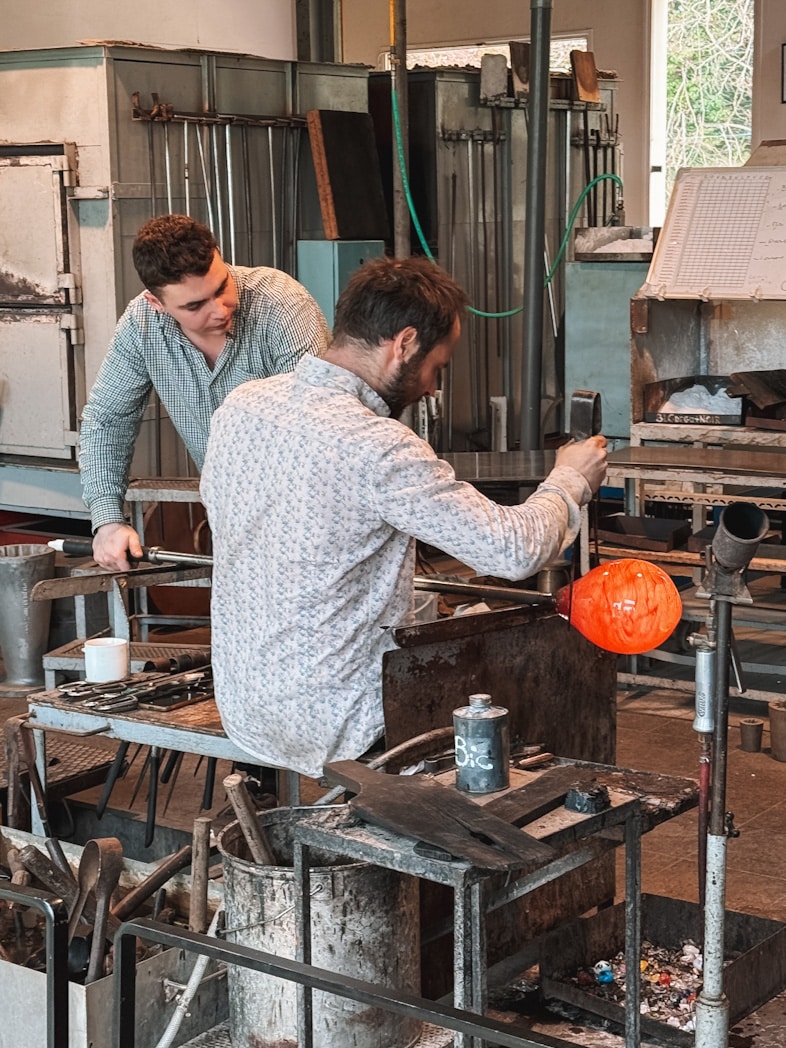 Souffleur de verre à la verrerie d'art de Soisy sur Ecole