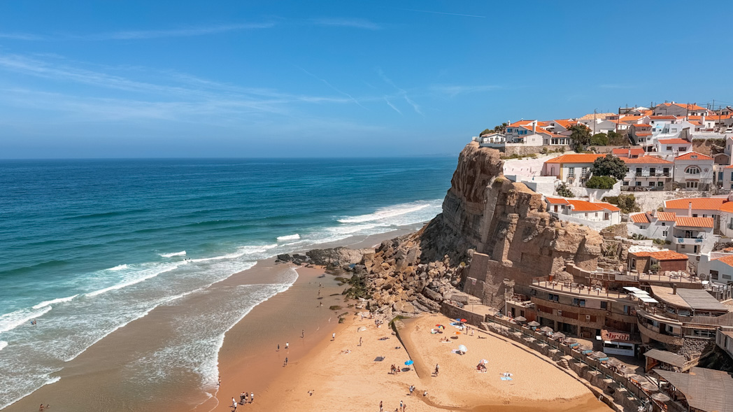 Azenhas do Mar, village blanc perché sur les falaises au Portugal
