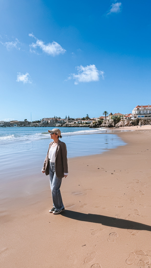 Plage de Cascais et centre-ville pittoresque, destination balnéaire incontournable près de Lisbonne à moins d’1h30.