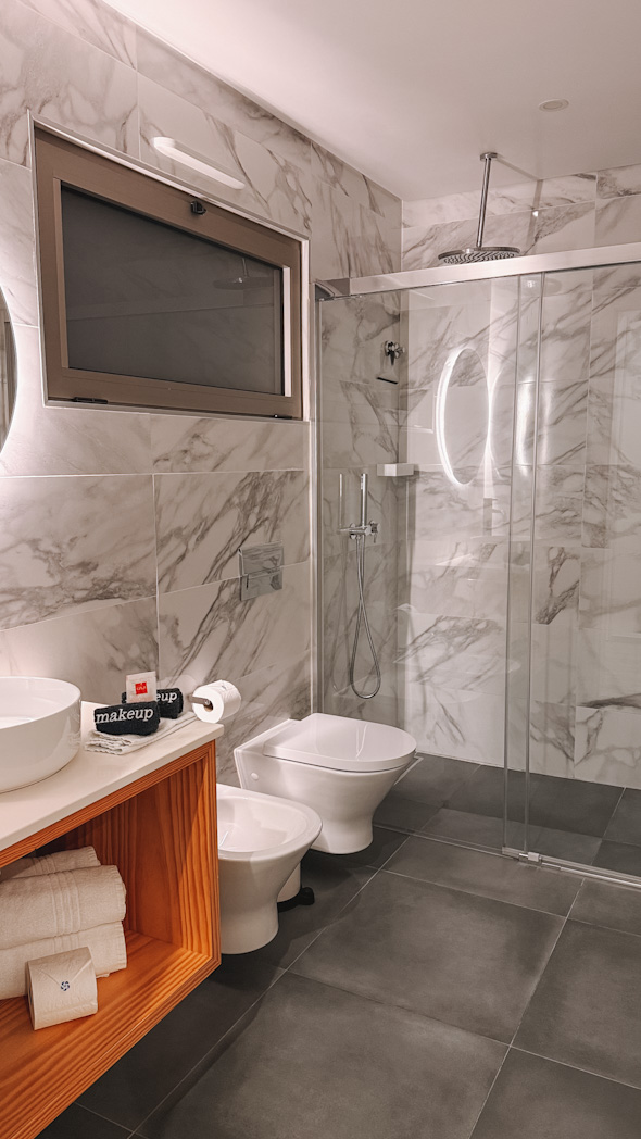 salle de bain à Ericeira Surf Apartments, appartement confortable avec vue sur la nature à Ericeira