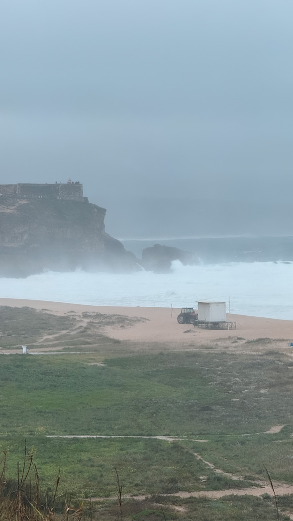Vagues géantes de Nazaré, spot de surf mythique à visiter autour de Lisbonne à moins d'1h30