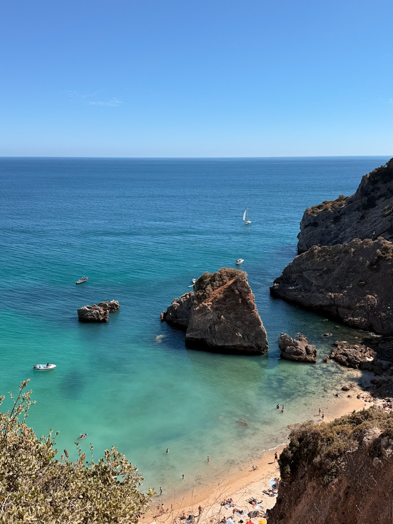 Praia do Ribeiro do Cavalo, plage sauvage aux eaux turquoise près de Sesimbra
