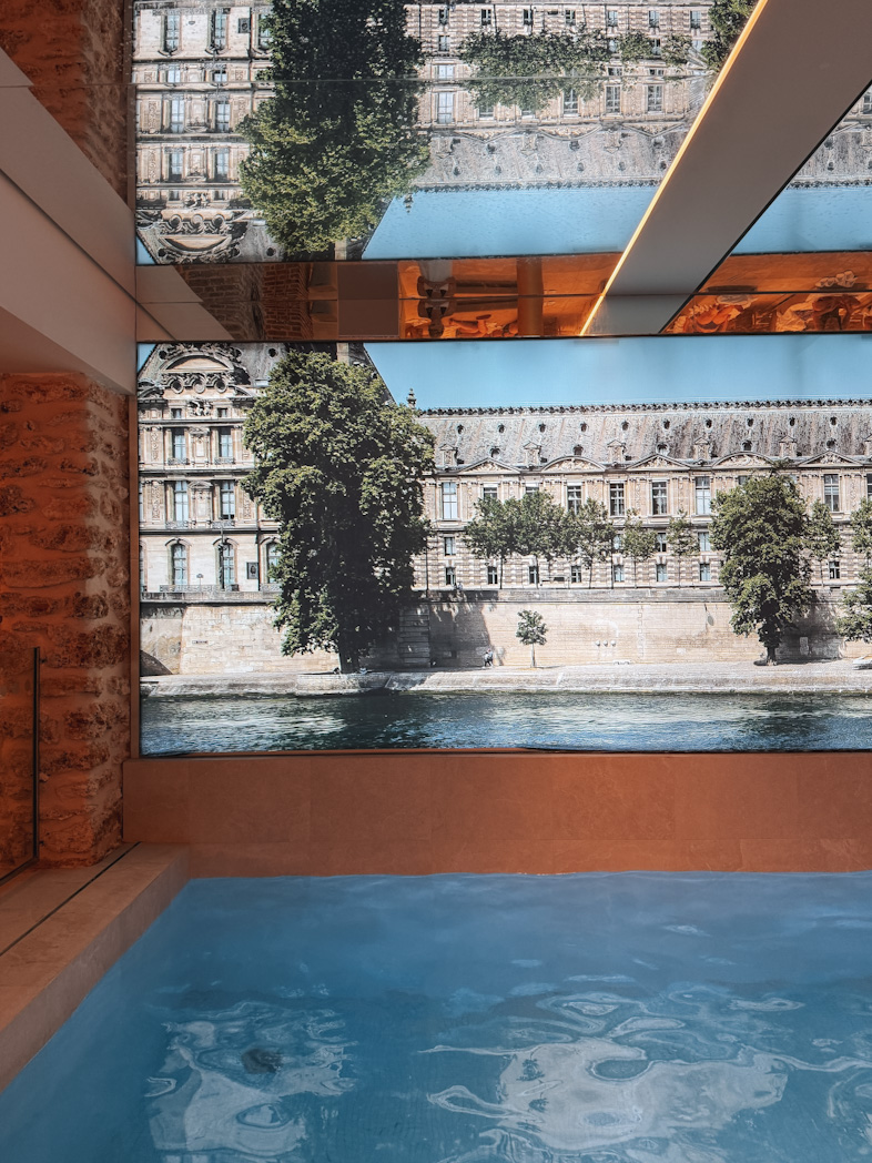 Piscine intérieure avec fresque trompe-l'œil de l'hôtel Astra Opéra Astotel dans le 9ème arrondissement de Paris