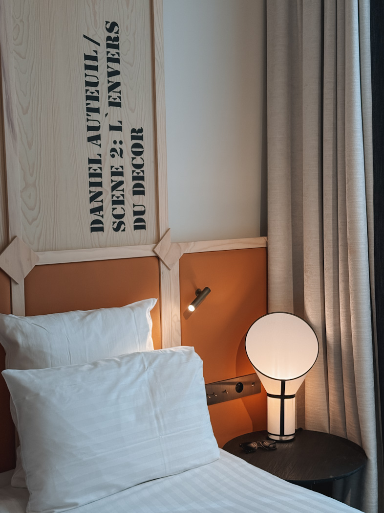 Décoration d'une chambre de l'hôtel Astra Opéra Astotel pour visiter le 9ème arrondissement de Paris