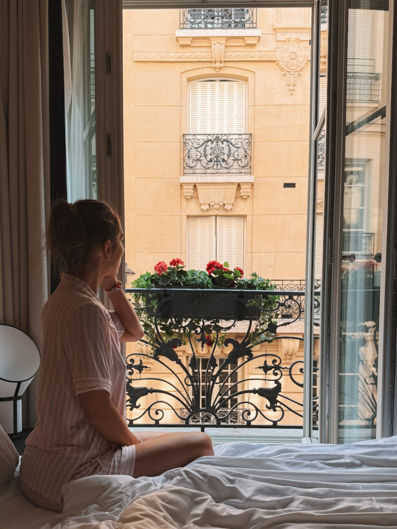 Vue sur une façade parisienne depuis l'hôtel Astra Opéra Astotel dans le 9ème arrondissement de Paris