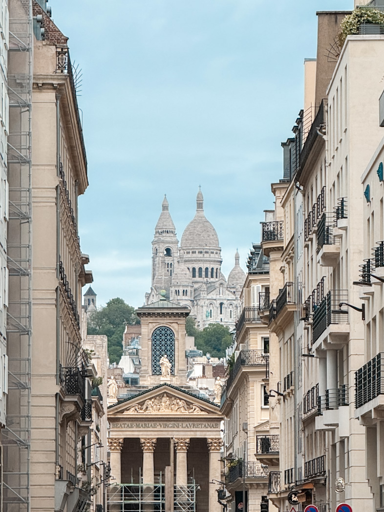 Vue sur l'église Notre-Dame de Lorette avec le Sacré Coeur en arrière plan depuis la Rue Laffitte Paris 9ème