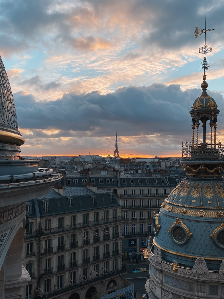 Vue sur la Tour Eiffel depuis le rooftop gratuit du Printemps Haussmann dans le 9ème arrondissement de Paris