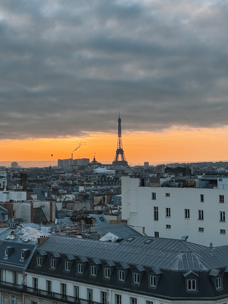Vue sur la Tour Eiffel depuis le rooftop gratuit du Printemps Haussmann dans le 9ème arrondissement de Paris