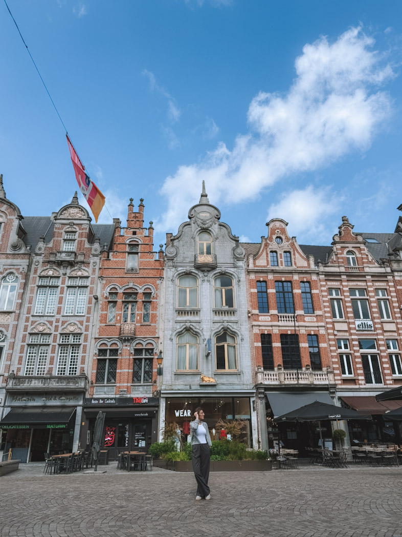Boutiques et cafés le long de l’avenue IJzerenleen, étape idéale si vous cherchez que faire à Malines en 2 jours.