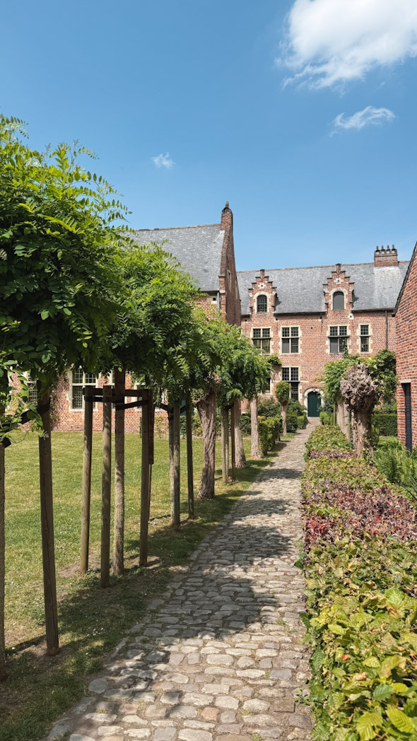 Maisons anciennes et jardin du Grand Béguinage de Louvain, site classé UNESCO à visiter en 2 jours