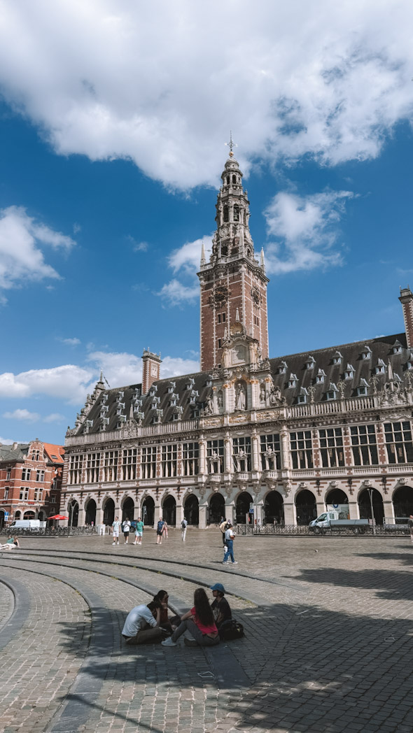 Façade de la bibliothèque universitaire à découvrir lors d’un week-end à Louvain