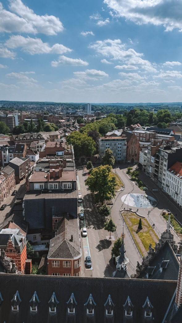 Vue de la tour de la bibliothèque universitaire à découvrir lors d’un week-end à Louvain