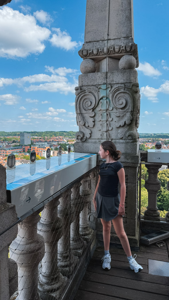 Vue de la tour de la bibliothèque universitaire à découvrir lors d’un week-end à Louvain