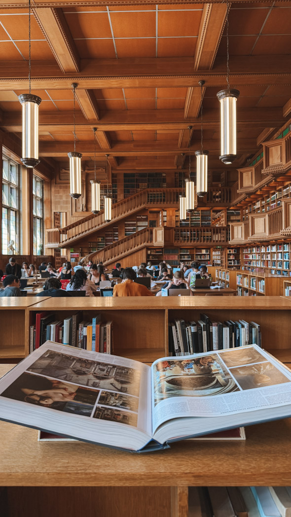 Salle de lecture de la bibliothèque universitaire de Louvain à découvrir lors d’un week-end de 2 jours