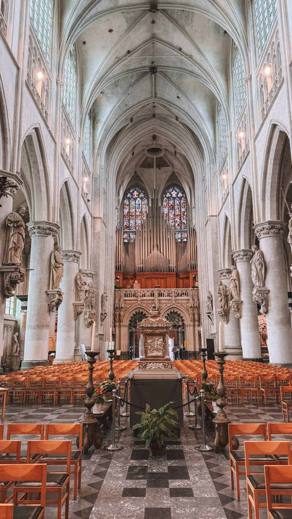 La cathédrale Saint-Rombaut à Malines, monument emblématique à visiter absolument en 2 jours.