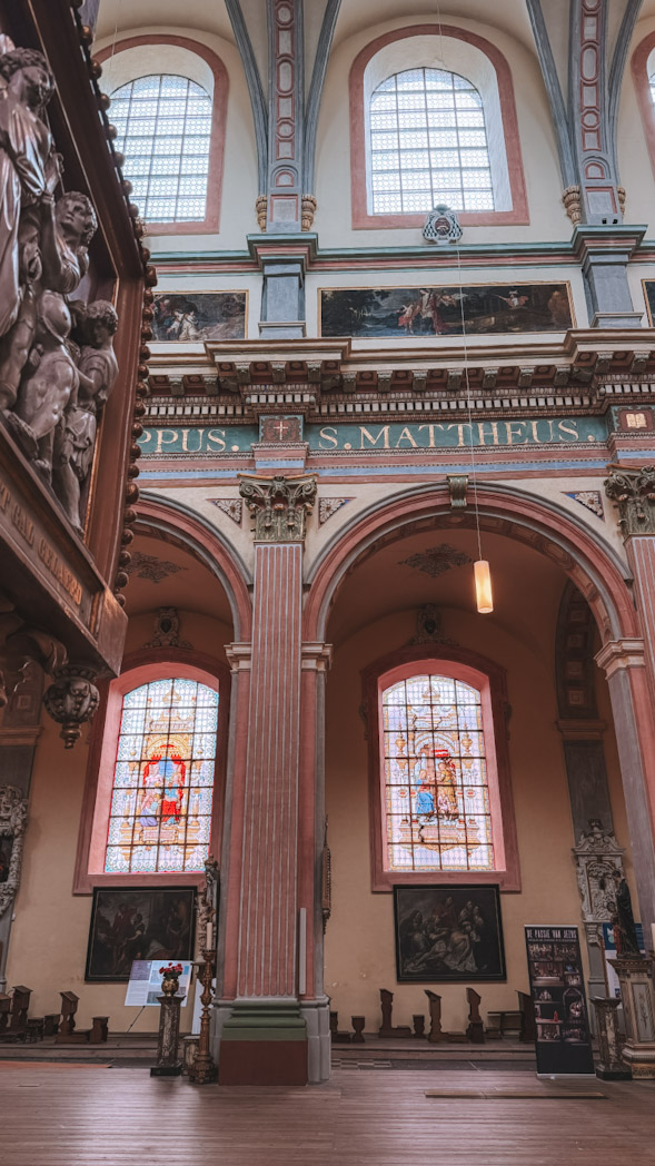 Intérieur lumineux d’une église historique à Malines, à découvrir durant une visite de 2 jours en Flandre.
