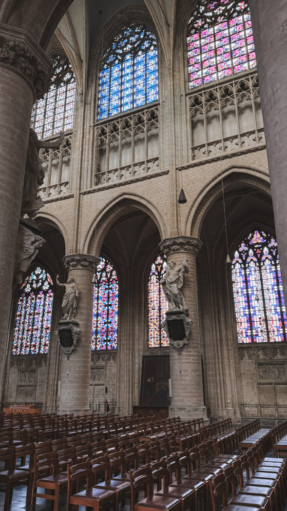 Vitraux d’une église dans le centre de Malines, à visiter si vous cherchez que faire à Malines en 2 jours.