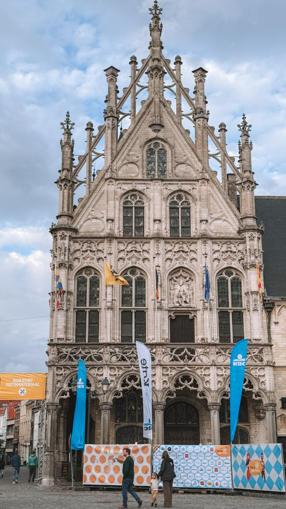 Hôtel de ville sur Grand-Place de Malines en Belgique avec architecture flamande typique – lieu incontournable à visiter en 2 jours.