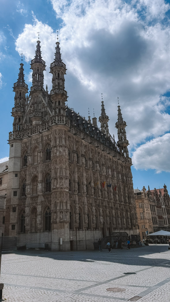 Grand-Place de Louvain avec l’hôtel de ville gothique, une étape incontournable pour visiter Louvain en 2 jours
