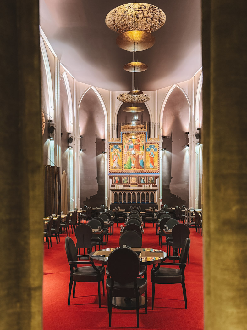Intérieur de l’hôtel installé dans l’église Martins Patershof à Malines, expérience originale à vivre en 2 jours.