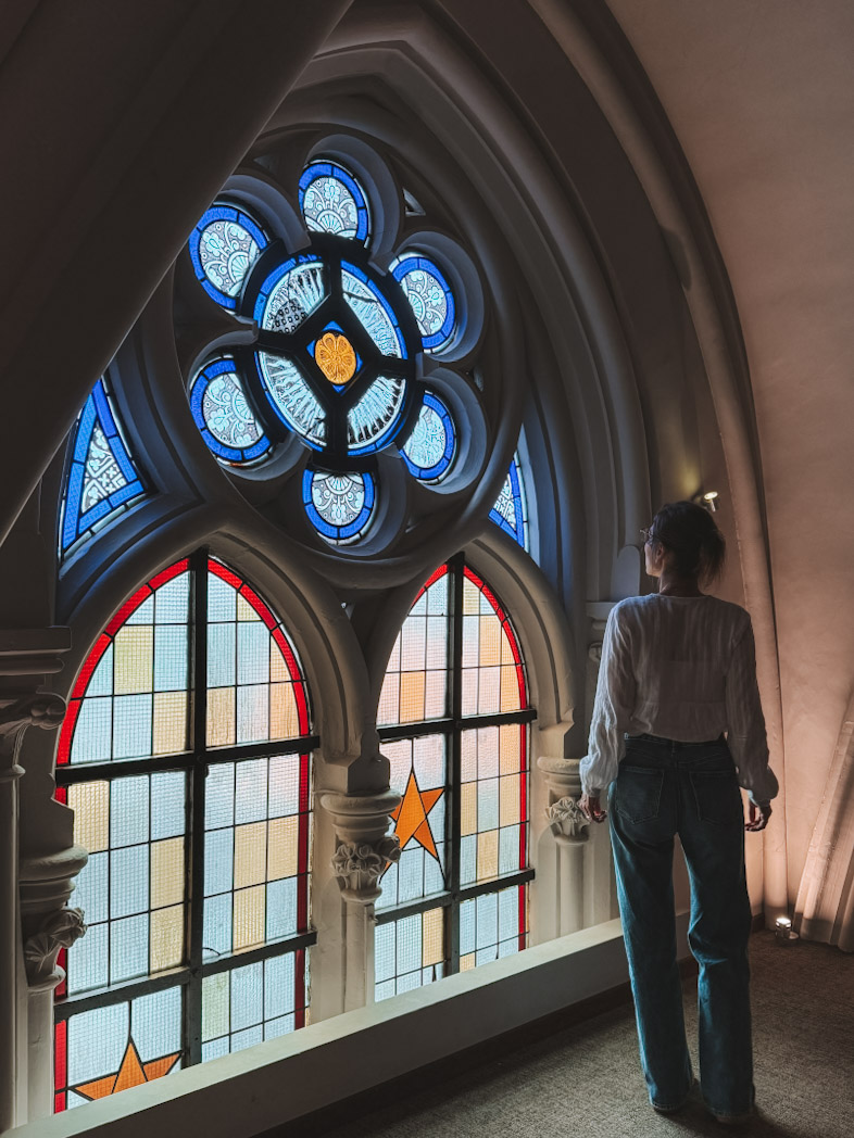 Intérieur de l’hôtel installé dans l’église Martins Patershof à Malines, expérience originale à vivre en 2 jours.