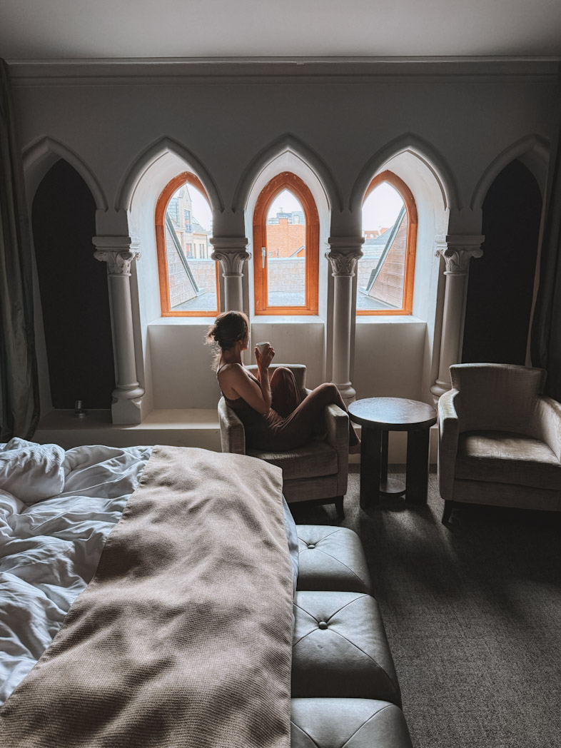 Chambre de l’hôtel installé dans l’église Martins Patershof à Malines, expérience originale à vivre en 2 jours.