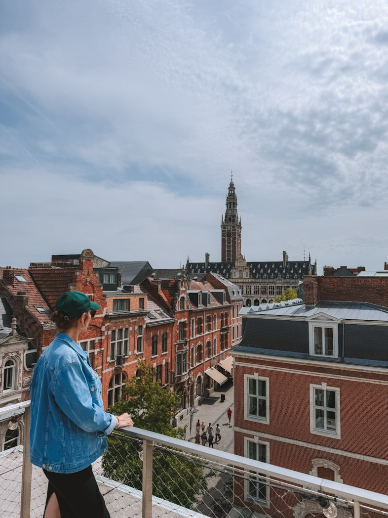 Vue panoramique du rooftop du musée M à Louvain, un musée à visiter absolument lors d’un week-end culturel en Flandre