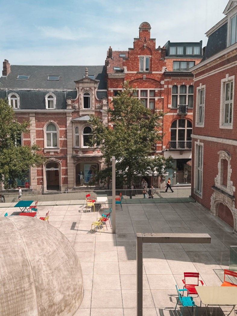 Entrée du musée M à Louvain, un musée à visiter absolument lors d’un week-end culturel en Flandre