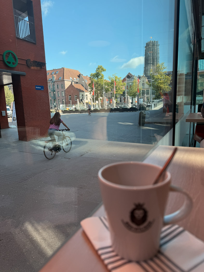 Vue de la salle du petit déjeuner du Novotel dans le centre ville pour un week-end de 2 jours à Malines