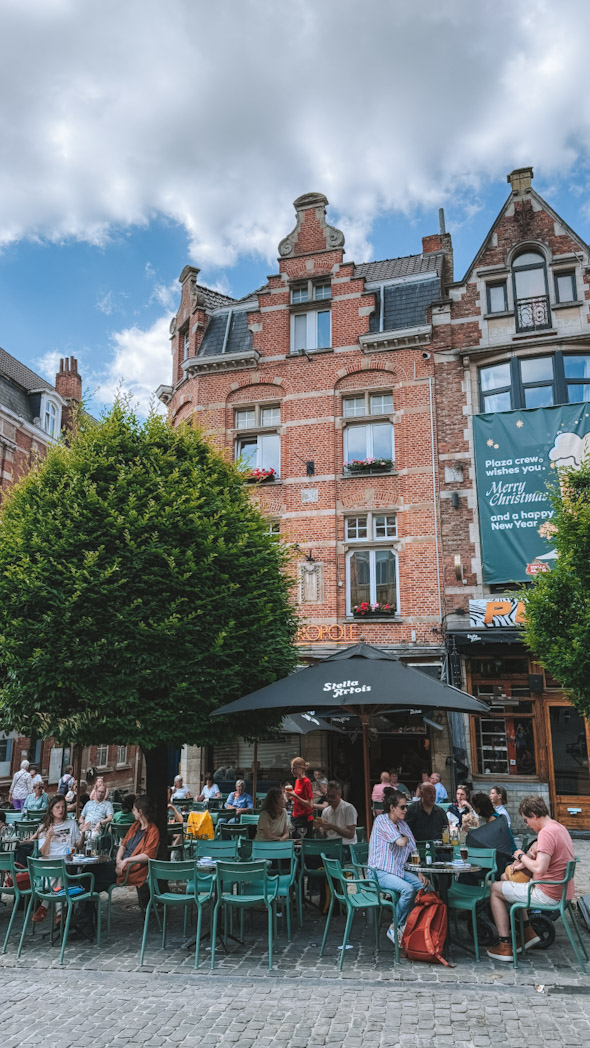 Terrasses animées de l’Oude Markt à Louvain, lieu emblématique pour sortir lors d’un week-end à Louvain