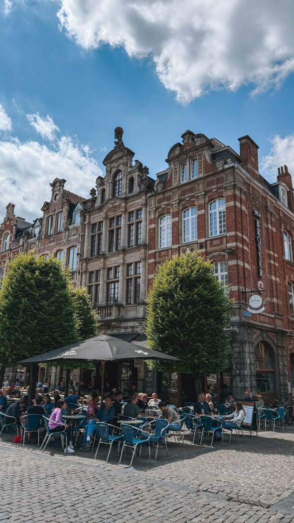 Terrasses animées de l’Oude Markt à Louvain, lieu emblématique pour sortir lors d’un week-end à Louvain