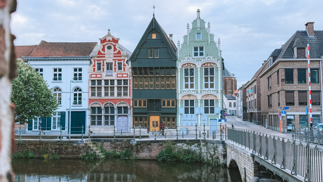 Les trois maisons historiques du quai Haverwerf à Malines – façades médiévales typiques à voir en 2 jours à Malines.