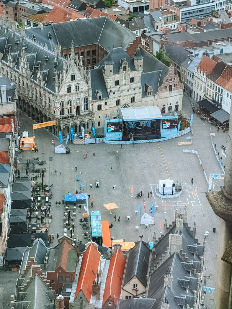 Vue de la tour Saint-Rombaut dominant le centre historique de Malines à découvrir lors d'un week-end en Flandre