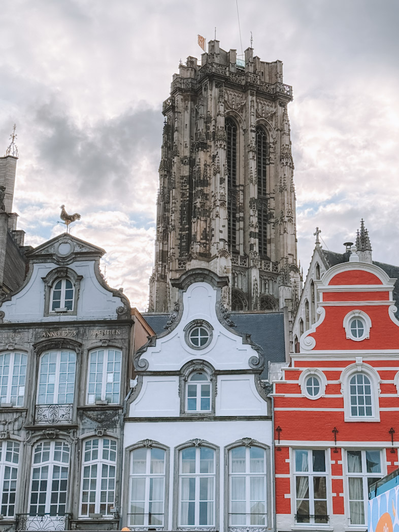 Vue de la tour de la cathédrale Saint-Rombaut depuis la Grand-Place de Malines à découvrir lors d'un week-end en Flandre