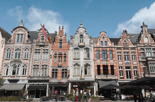 Façades flamandes typiques le long de l’avenue IJzerenleen, étape idéale si vous cherchez que faire à Malines en 2 jours.
