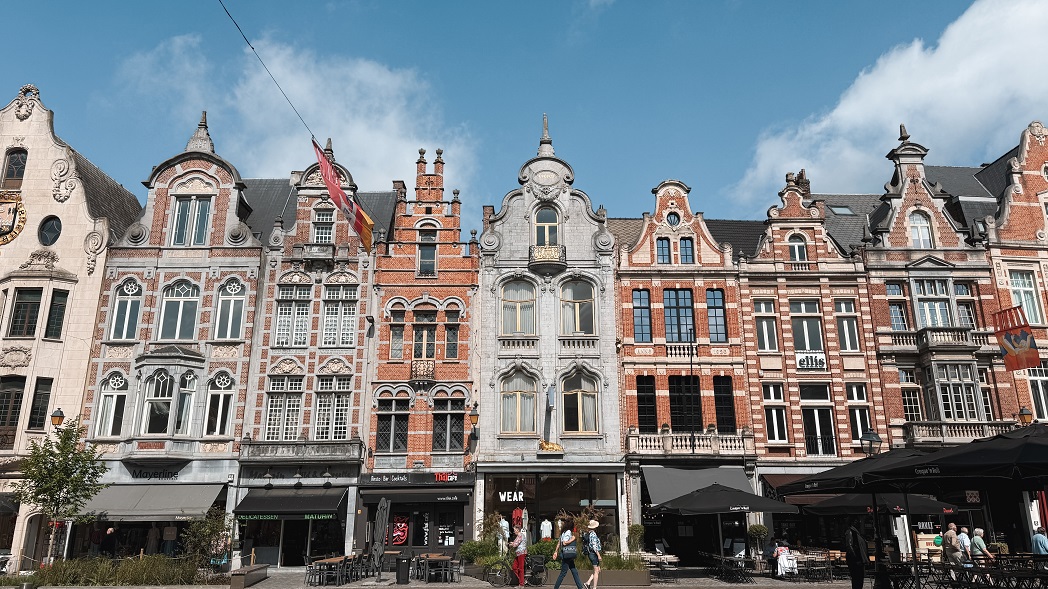 Façades flamandes typiques le long de l’avenue IJzerenleen, étape idéale si vous cherchez que faire à Malines en 2 jours.