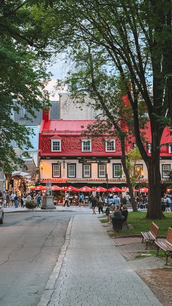 Façade d’une auberge-restaurant à Québec, face au Château Frontenac