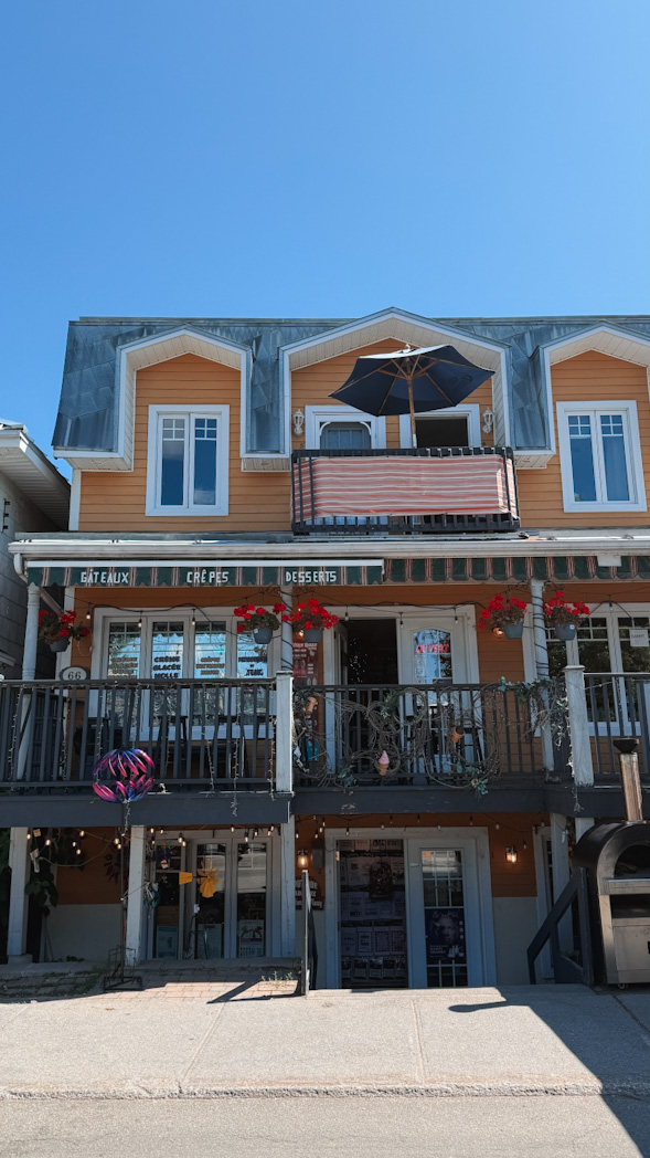 Façade typique à Baie-Saint-Paul, charmante étape d’un road trip de 15 jours au Québec