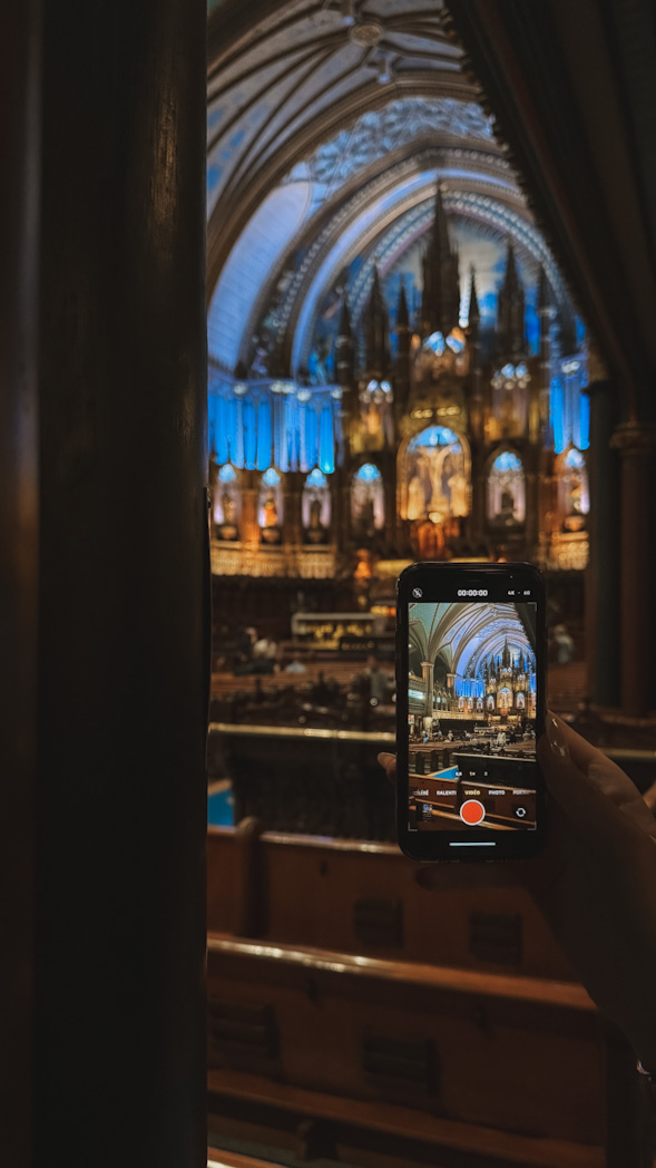 Vue de la nef illuminée de la basilique Notre-Dame de Montréal