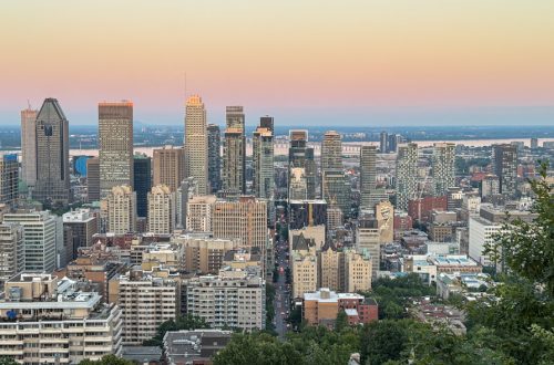Vue de Montréal au coucher du soleil depuis le belvédère du Mont Royal